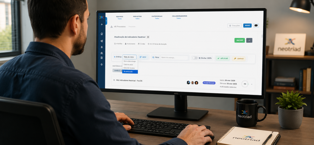 homem de frente ao computador aberto no neotriad gerenciando suas tarefas