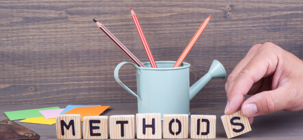 mesa com porta lapis post its e blocos escritos "methods"