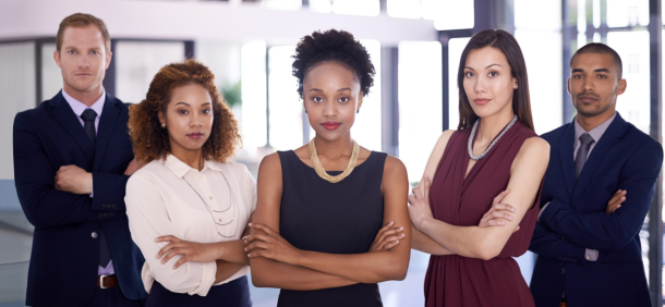 equipe de alta performance, com postura confiante, diversidade e alinhamento, representando liderança e foco em resultados.