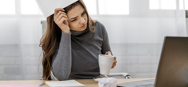 mulher entediada segurando um bloco de notas em branco 