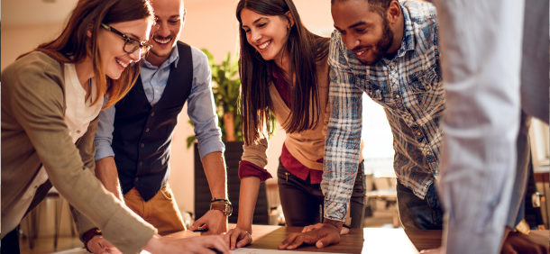 trabalho em equipe entre homens e mulheres sorrindo