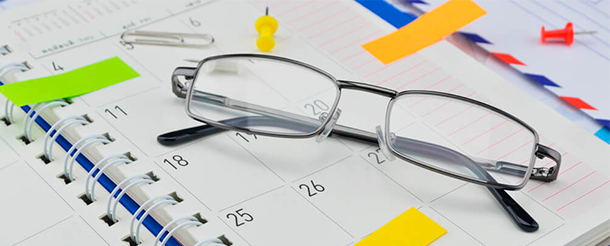organização pessoal e profissional, agenda com planejamento, oculos em cima