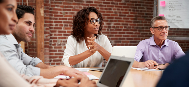 Equipe em reunião estratégica, representando gestão e liderança de equipes com foco em alinhamento, tomada de decisão e colaboração eficaz