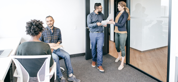 Cenário de procrastinação em grupo, com equipe dispersa e foco distante das tarefas