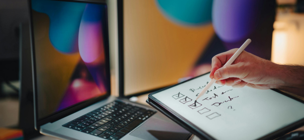 Profissional utilizando tablet para gerenciar tarefas e manter a organização da rotina de trabalho