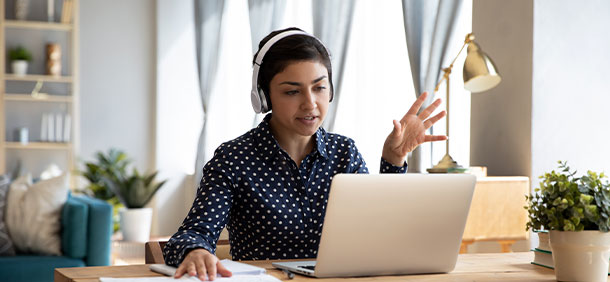 mulher usando fone de ouvido enquanto trabalha em home office