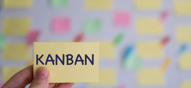 kanban o que é, mãos segurando post it escrito kanban