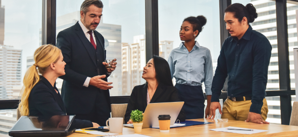 um líder orientando colaboradores em uma reunião no escritório