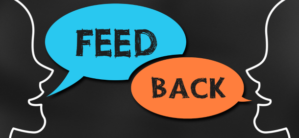 imagem com desenho em formato de rosto um em cada lado com a boca aberta saindo um balão escrito "Feed" do lado esquerdo e outro escrito "back" do lado direito