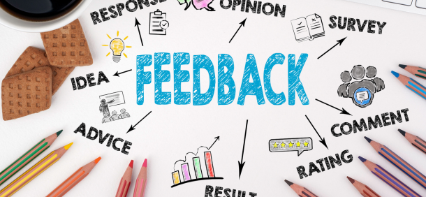 Ilustração com a palavra 'Feedback' centralizada, cercada por termos como resposta, opinião, pesquisa, comentário, avaliação, resultado, conselho e ideia, representando os diversos aspectos do feedback.