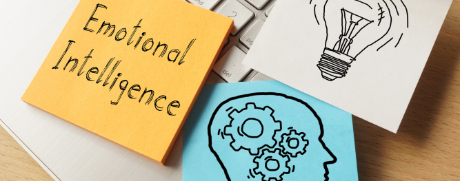 post-its representando ideias e mente estratégica, reforçando a relação entre inteligência emocional e tomada de decisão consciente na liderança