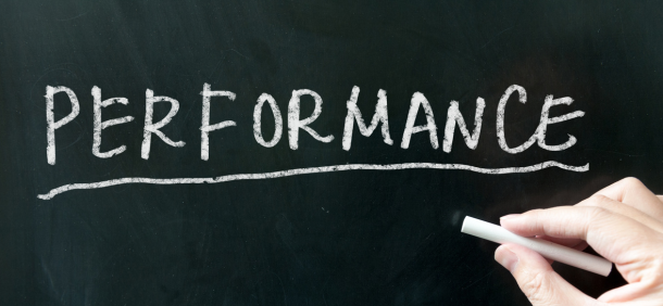 Texto “Performance” escrito em um quadro-negro, representando o conceito de alta performance