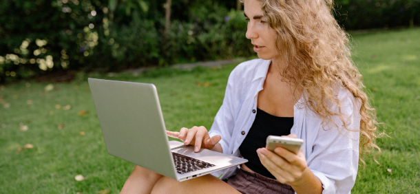 Liderança feminina equilibrando trabalho e vida pessoal no dia a dia