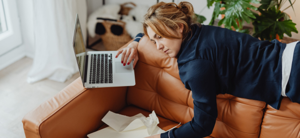 Mulher lidando com múltiplas tarefas no trabalho e na rotina pessoal