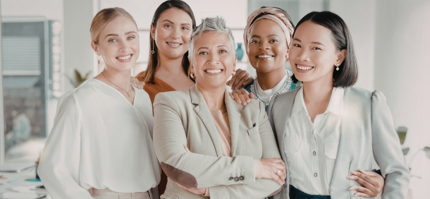 mulheres sorrindo demonstrando estar a frente no cargo de liderança