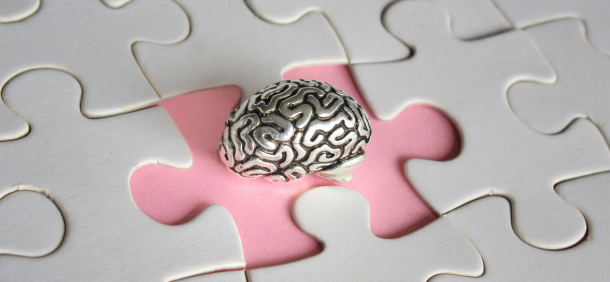 cérebro em peça de quebra-cabeça representando saúde mental e organização no trabalho